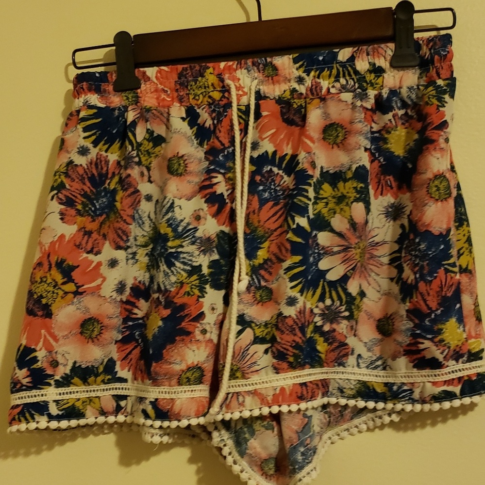 Medium floral juniors shorts
